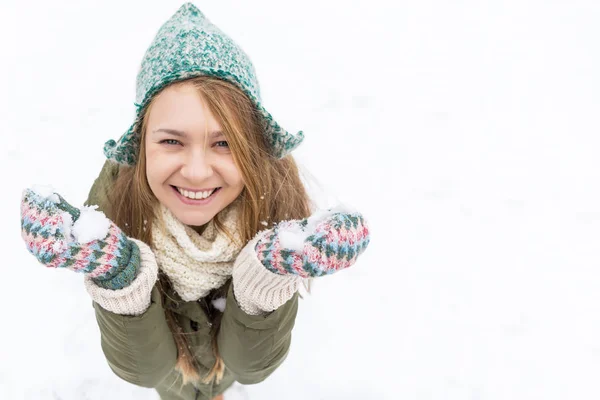 Una Giovane Bella Ragazza Con Lunghi Capelli Biondi Gode Della — Foto Stock