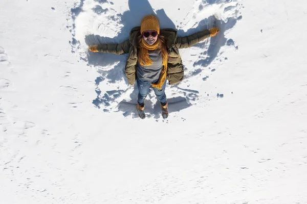 Ragazza Sta Facendo Angelo Nella Neve — Foto Stock