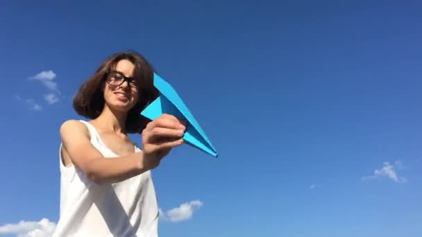 Cámara Lenta Hipster Chica Jugar Con Papel Avión — Vídeo de stock