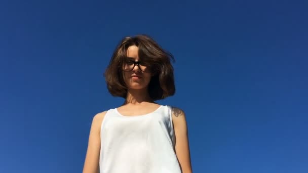 Hipster Bella Ragazza Con Gli Occhiali Contorce Con Aeroplano Giocattolo — Video Stock