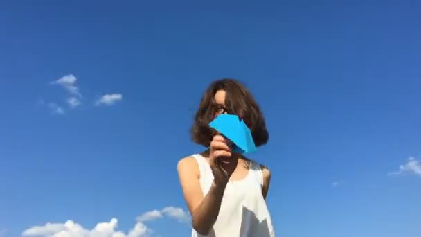 Tonåring Flicka Med Pappersflygplan Drömmar Befruktningen — Stockvideo