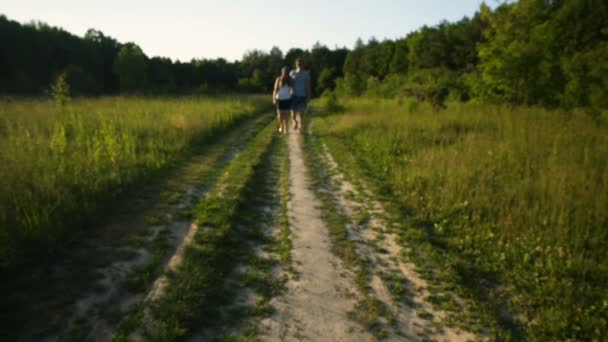 Pareja Caminante Vista Frontal — Vídeos de Stock