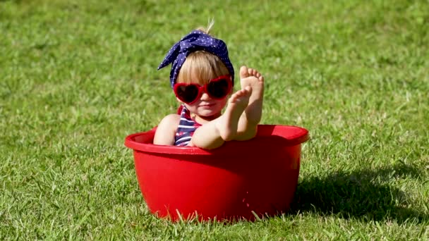 Niña Juega Naturaleza Los Cristales Rojos Del Sol — Vídeos de Stock