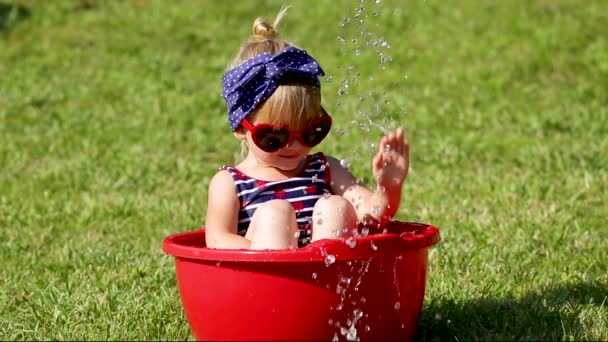 Petite Fille Joue Dans Nature Avec Des Lunettes Soleil Rouges — Video