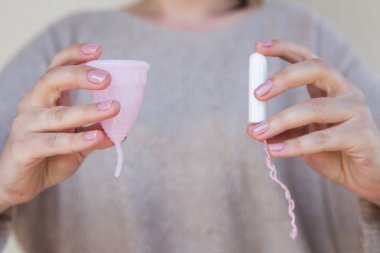 Tampon veya adet Kupası.