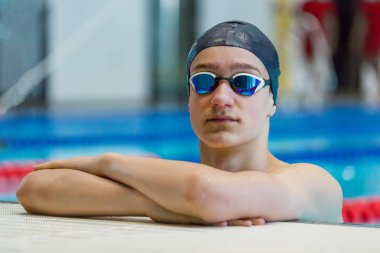 Spor havuzda atletik genç çocuk portresi. Yakın çekim, alanı Kopyala.