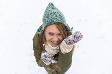 Uzun sarı saçlı güzel bir genç kızla ilk sno sahiptir