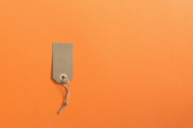 Kraft karton turuncu bir arka plan üzerinde kahverengi adabı. Alay