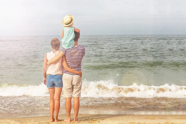 Família feliz. Pai, mãe e filha estão perto do mar. . — Fotografia de Stock