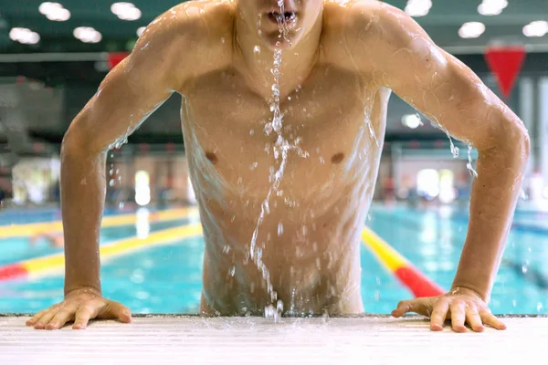 Nadador profesional emerge de la piscina . — Foto de Stock