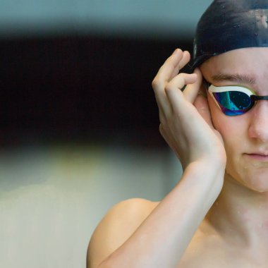 Genç yüzücü gözlükleri geliştirir.