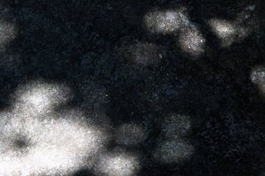 Karanlık bir arka plan üzerinde hafif çubukları.