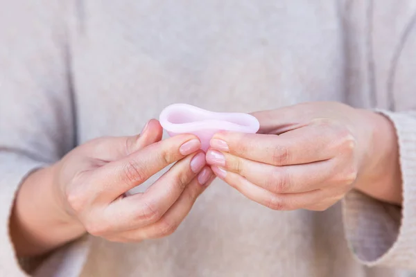 Copa Menstrual Está Sostenida Por Manos Mujer Enfoque Selectivo — Foto de Stock