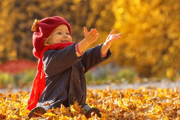 Щаслива Осінь Маленька Дівчинка Червоному Береті Грає Падаючим Листям Сміється — стокове фото