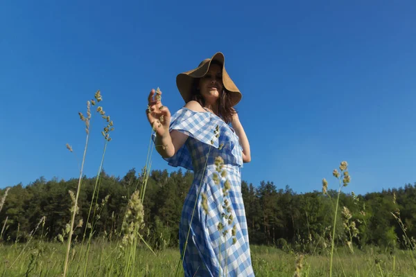 Una Mujer Con Vestido Azul Sombrero Paja Para Campo Ríe —  Fotos de Stock