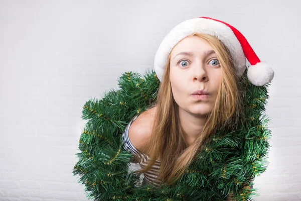 Menina Natal Surpreso Engraçado Com Decoração Natal Ângulo Largo Espaço — Fotografia de Stock