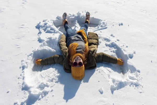 Ragazza Sta Facendo Angelo Nella Neve — Foto Stock