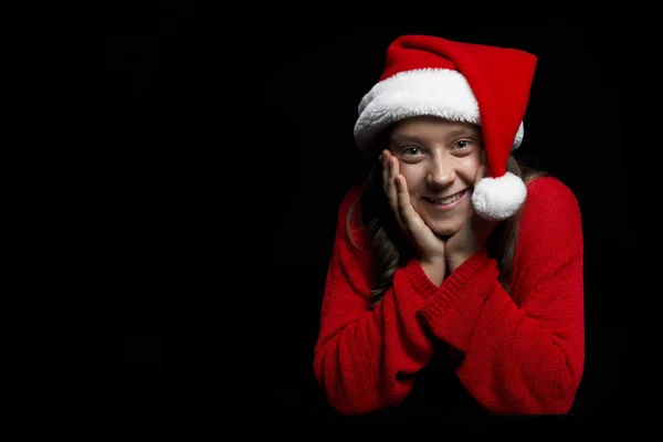 Счастливого Рождества Девушка Красном Свитере Шляпе Санты Смотрит Зрителя Наслаждается — стоковое фото