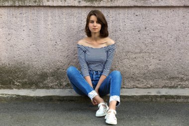 Genç rüya kız portre. Eski duvar, kopya alanı.