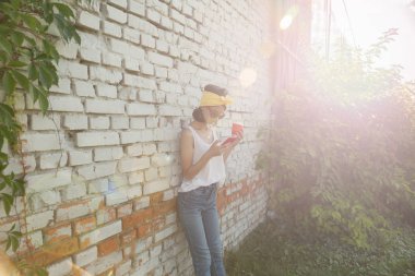 Genç kız telefonda konuşuyor.. 