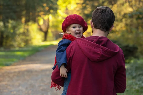 Pai Abraça Filha Dia Outono Visão Traseira Espaço Cópia — Fotografia de Stock