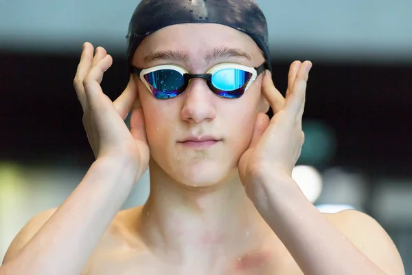 Jovem Nadador Melhora Óculos — Fotografia de Stock