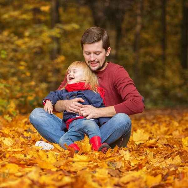 Ojciec Córka Przytulić Śmiech Parku Jesień — Zdjęcie stockowe