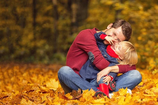 Ojciec Córka Przytulić Śmiech Parku Jesień — Zdjęcie stockowe