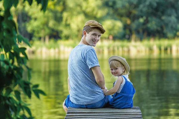 Padre Una Niña Pequeña Dungarees Están Sentados Puente Mirando Cámara — Foto de Stock