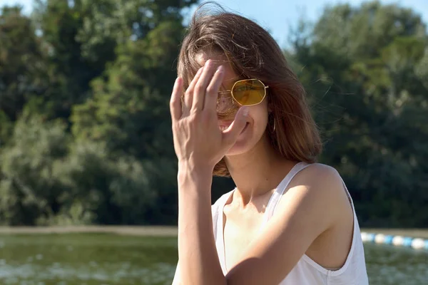 Retrato Una Adolescente Con Gafas Amarillas Copiar Espacio — Foto de Stock