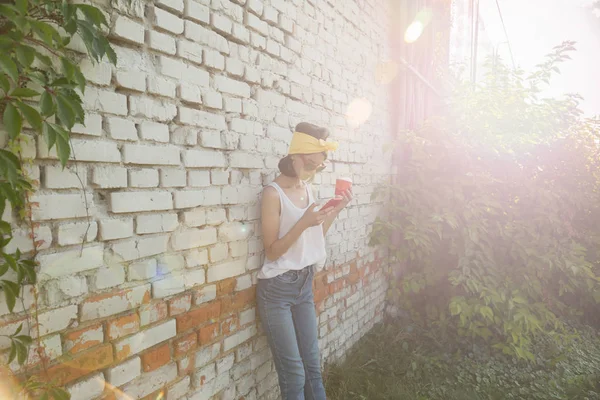 Genç kız telefonda konuşuyor.. 