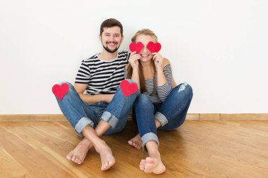 Komik genç çift celebraiting Sevgililer günü olduğunu. 