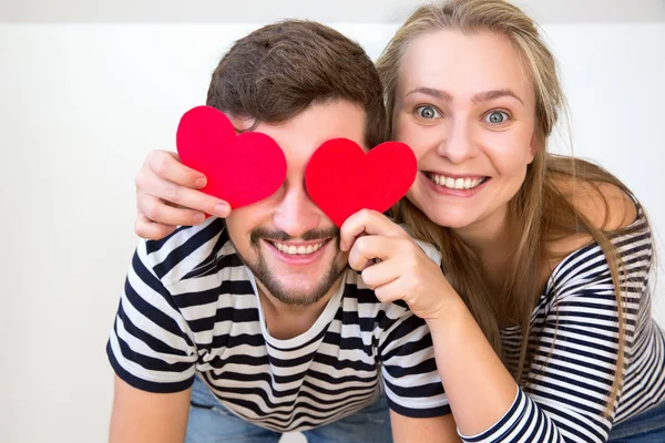 Divertida Pareja Joven Divierten Día San Valentín Cerca — Foto de Stock