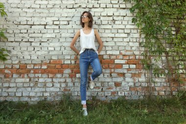 Gözlüklü genç bir öğrenci portresi. Rahat kıyafetler alanı Kopyala.