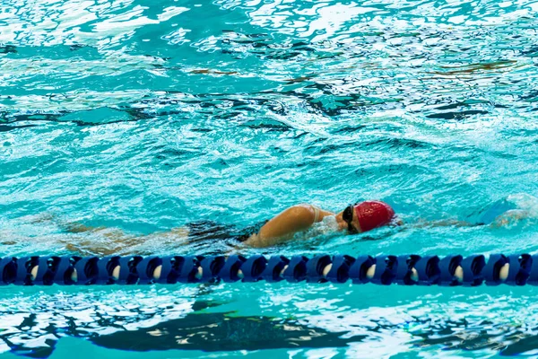 Jovem Está Nadando Rastejar Piscina Interior — Fotografia de Stock