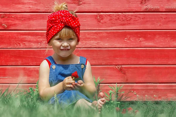 Petite Fille Mange Des Fraises Douces Par Une Journée Ensoleillée — Photo