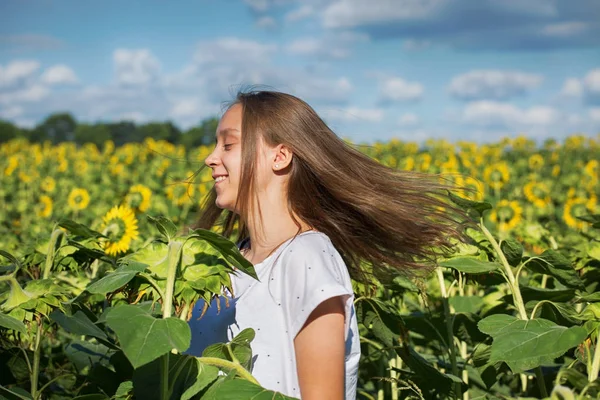 Mladá Dívka Tance Poli Slunečnic — Stock fotografie