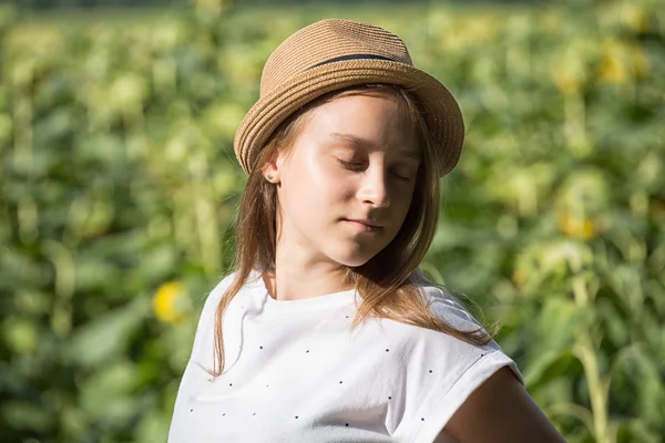 Mladá Dívka Relaxuje Slunci — Stock fotografie