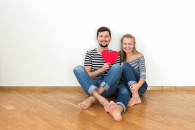 Mutlu genç çift birlikte gülümsüyor..