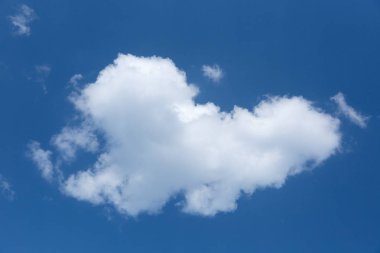 Beyaz bulutlu mavi gökyüzü.