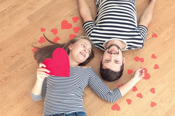 Vista Superior Joven Pareja Tumbada Suelo Mirando Cámara Sonrisa — Foto de Stock