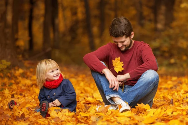 Ojciec Córka Siedzą Śmieją Się Jesiennym Parku Graj Baw Się — Zdjęcie stockowe