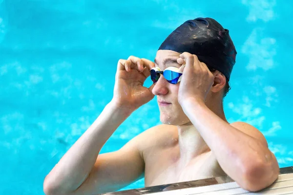 Atleta Adolescente Melhora Óculos Natação Uma Piscina Interior Close Foco — Fotografia de Stock