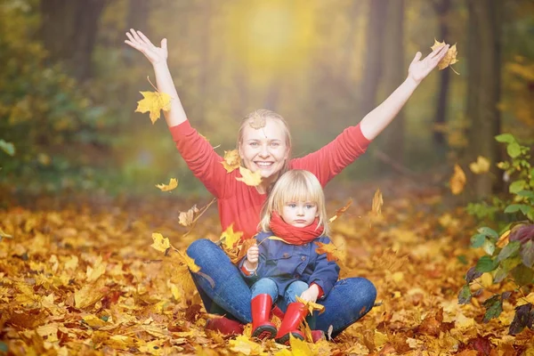 Happy Jesień Matka Córka Gry Się Śmiać Jesienny Park — Zdjęcie stockowe