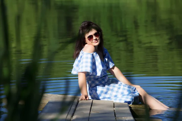 Mujer Joven Descansando Puente Madera Moja Los Pies Río Luz — Foto de Stock