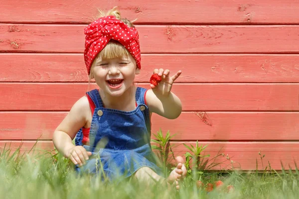 Fata Mănâncă Căpșuni Într Însorită Zâmbește Uită Privitor Copiați Spațiul — Fotografie, imagine de stoc