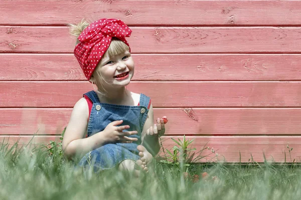 Fille Mange Des Fraises Par Une Journée Ensoleillée Elle Sourit — Photo