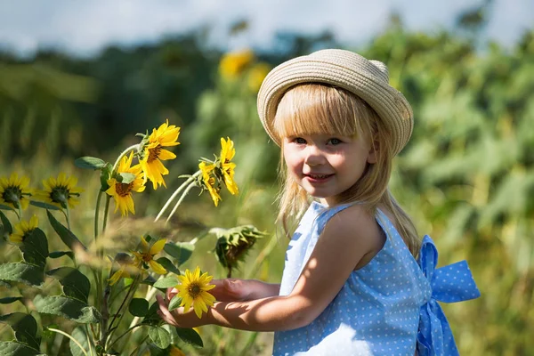 Petite Fille Dans Champ Tournesol Regarder Spectateur — Photo