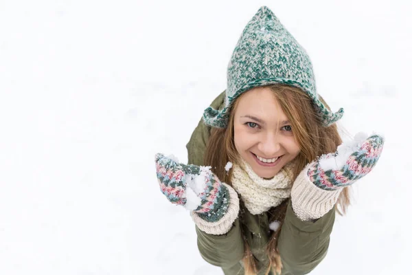 Una Giovane Bella Ragazza Con Lunghi Capelli Biondi Gode Della — Foto Stock