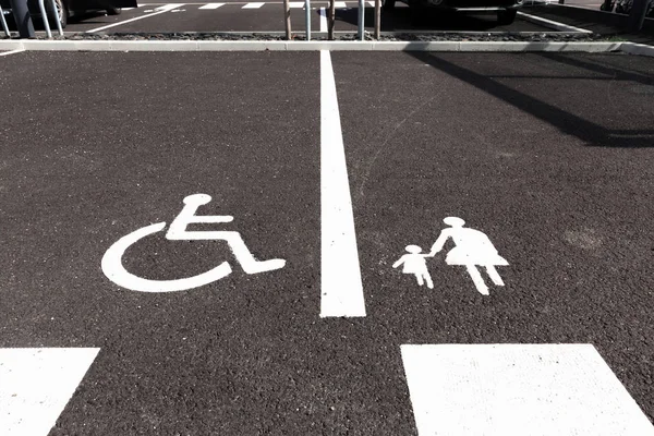 Handicap Matka Dzieckiem Parking Znaki Asfalcie — Zdjęcie stockowe